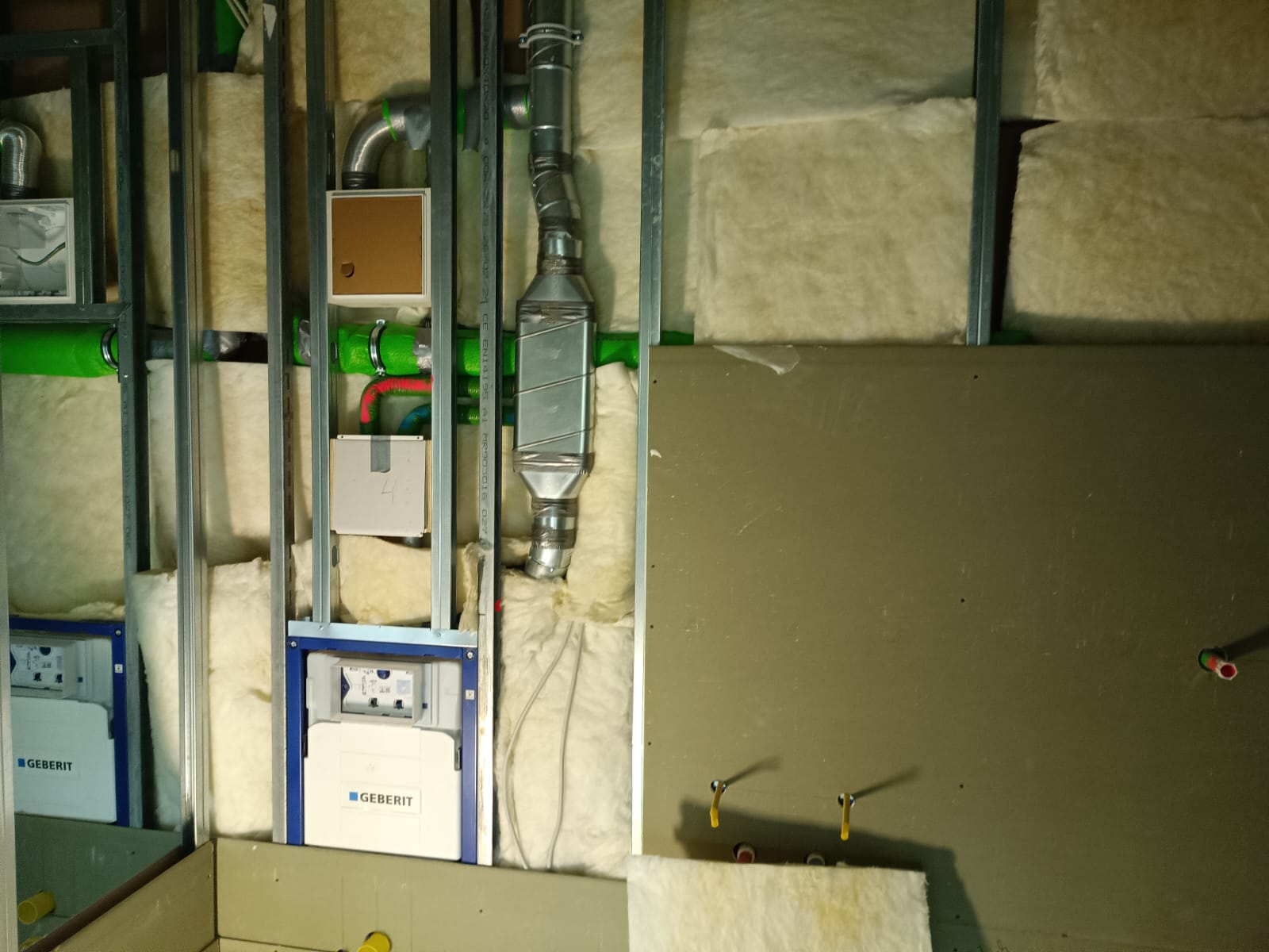 Vorwandinstallation im Bad mit Metallprofilen und Dämmung
