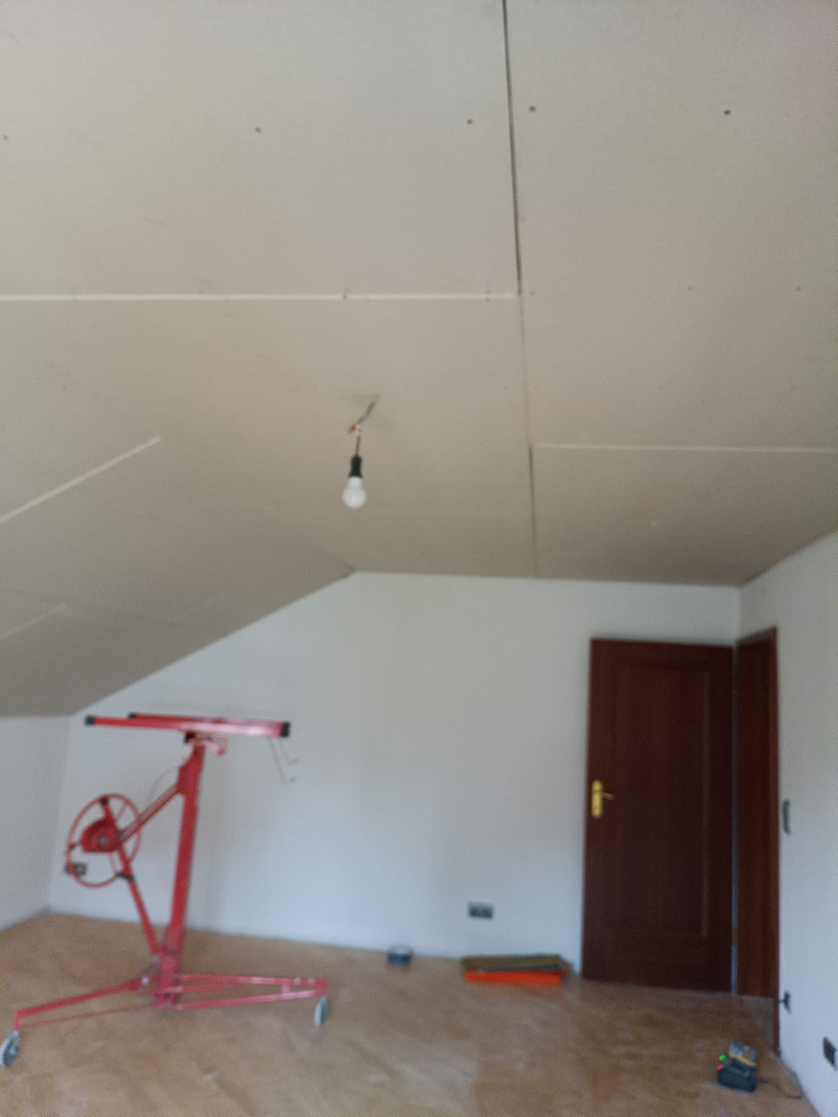Dachgeschoss während der Verkleidung der Decke mit Trockenbauplatten
