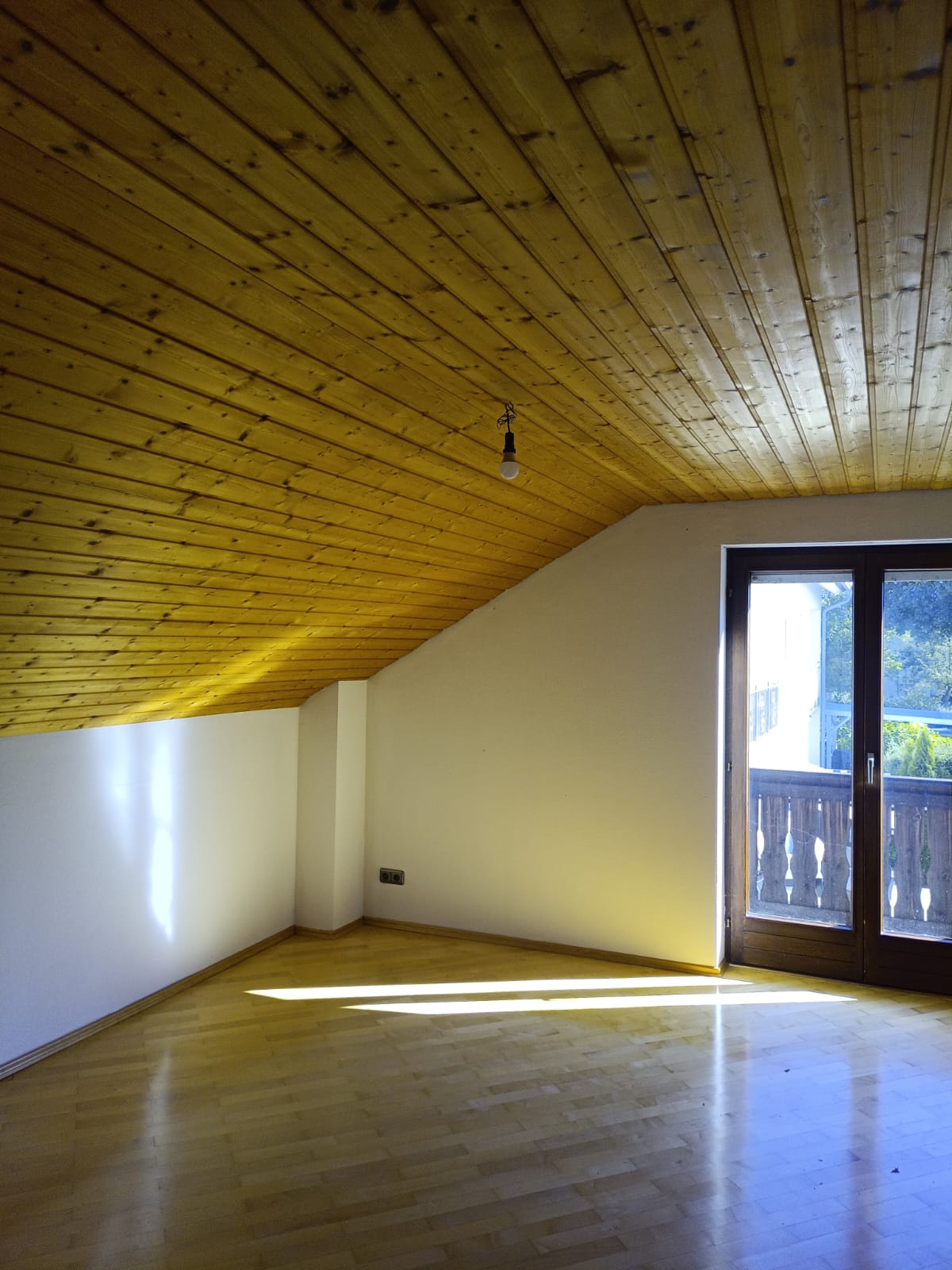 Dachgeschossraum mit alter Holzdecke vor der Renovierung