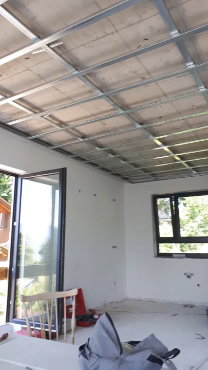 Metallprofile an einer Raumdecke mit großen Fenstern