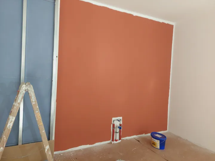 Orange gestrichene Akzentfläche mit weißem Rand und vorbereiteten Anschlüssen