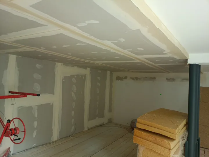 Trockenbauraum mit verspachtelten Fugen an Decke und Wänden