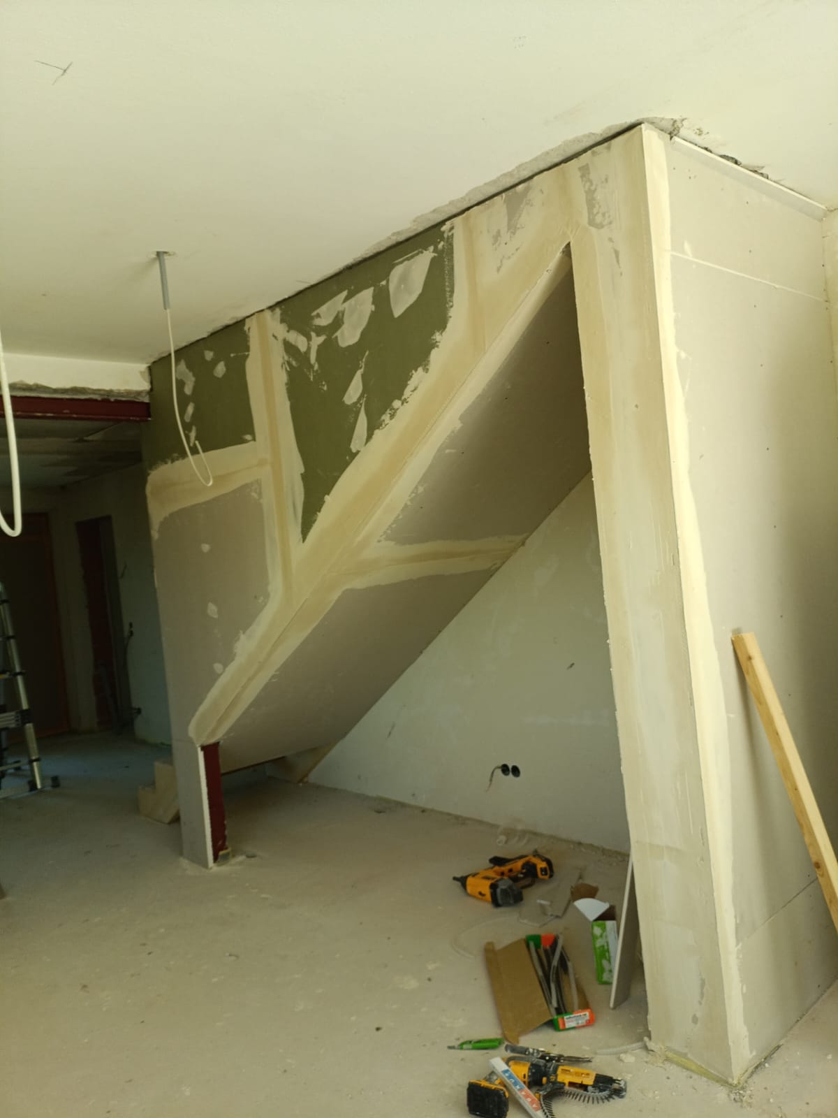 Verspachtelte Trockenbauverkleidung einer Treppe