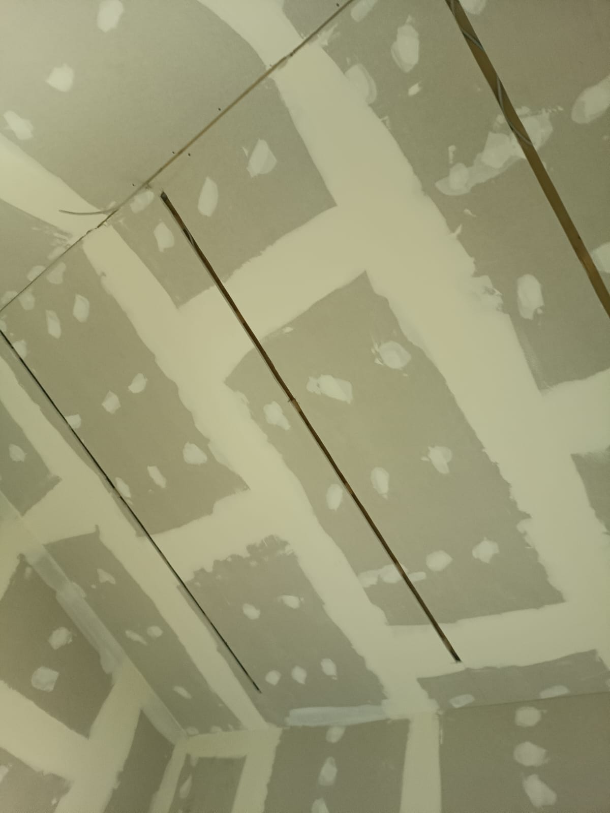 Verspachtelte Trockenbaudecke mit eingelassenen Lichtschienen