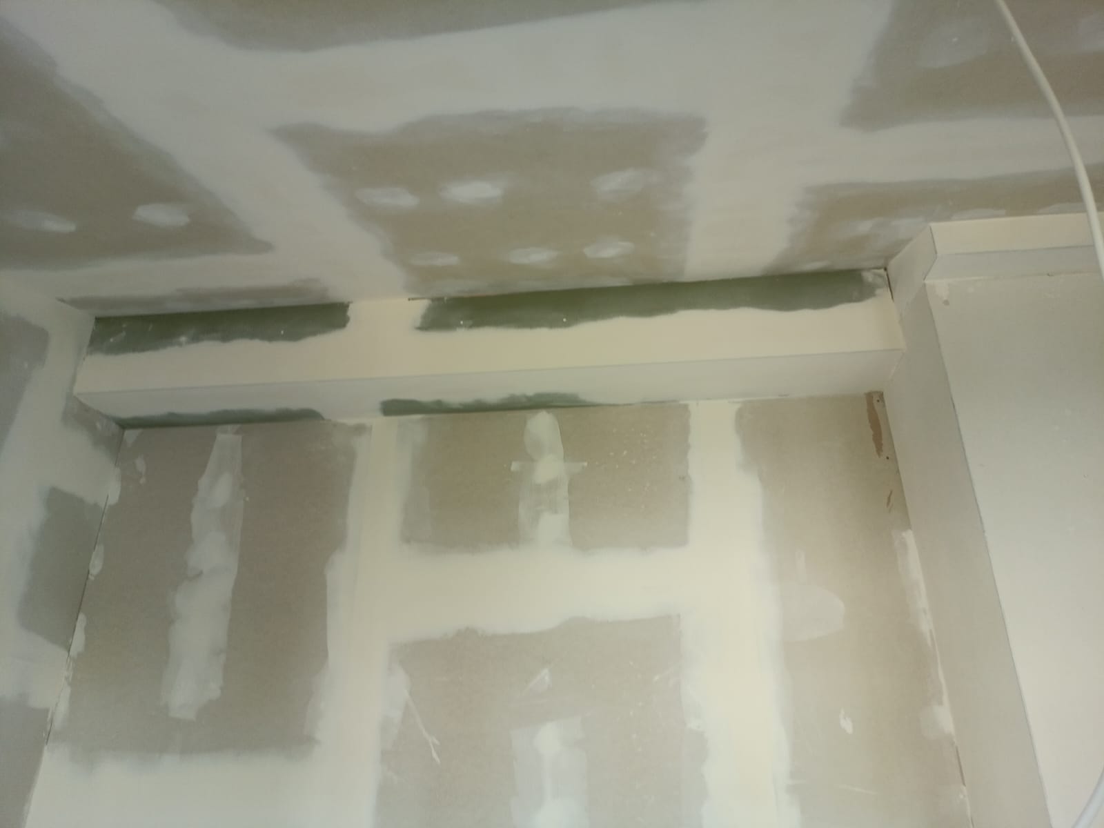 Verspachtelte Trockenbaudecke und Wandverkleidung