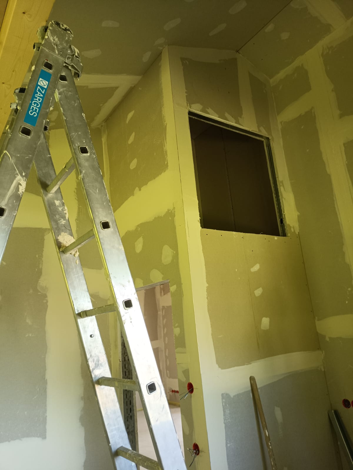 Verspachtelte Trockenbauwand mit individuell gebauter Nische